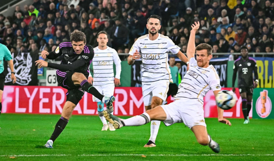 Kaiyun中国官网-西汉姆训练开放日，今夜远射贴柱引欢呼，德国杯在即，年轻球员得到机会