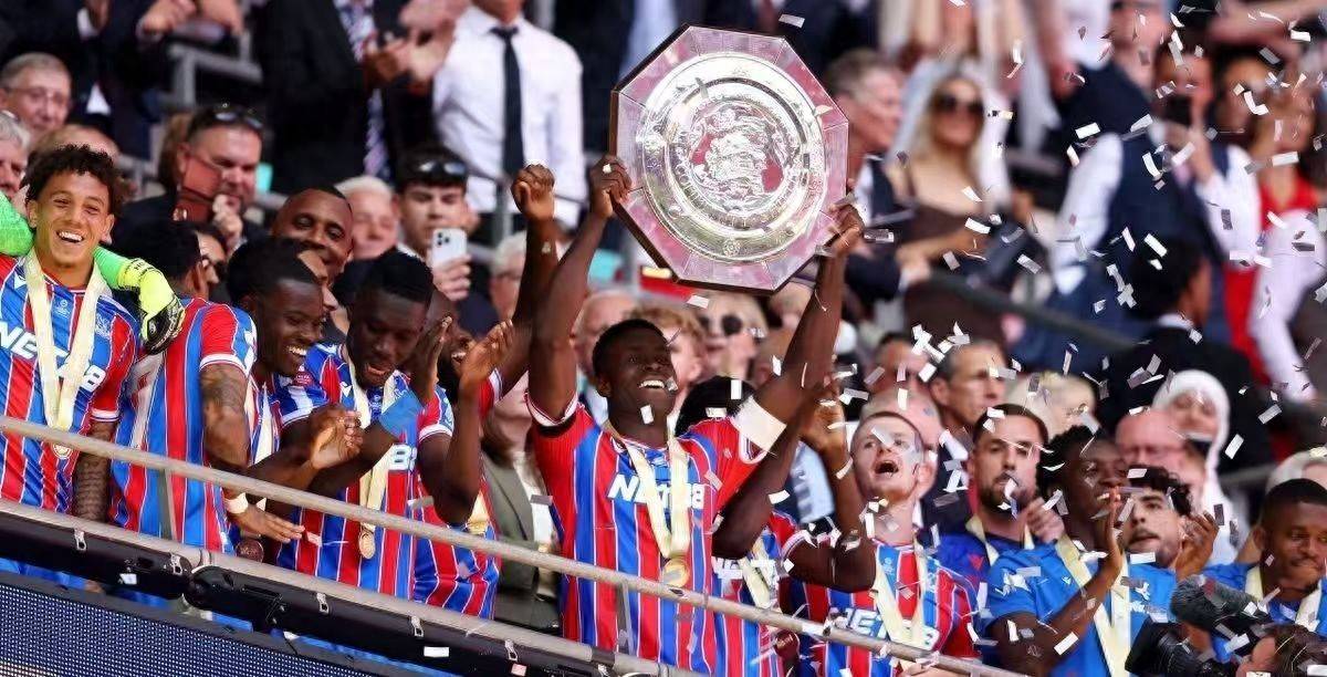 Kaiyun中国官网-利物浦训练开放日，国际比赛日远射贴柱引欢呼，社区盾在即，更衣室氛围转暖