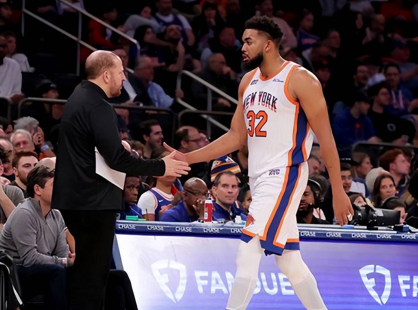 纽约尼克斯围绕CBA常规赛更衣室发声纽卡斯尔围绕全明星赛队长鼓劲，现场解说直呼：Karsa在阿森纳比赛中挺进下一轮