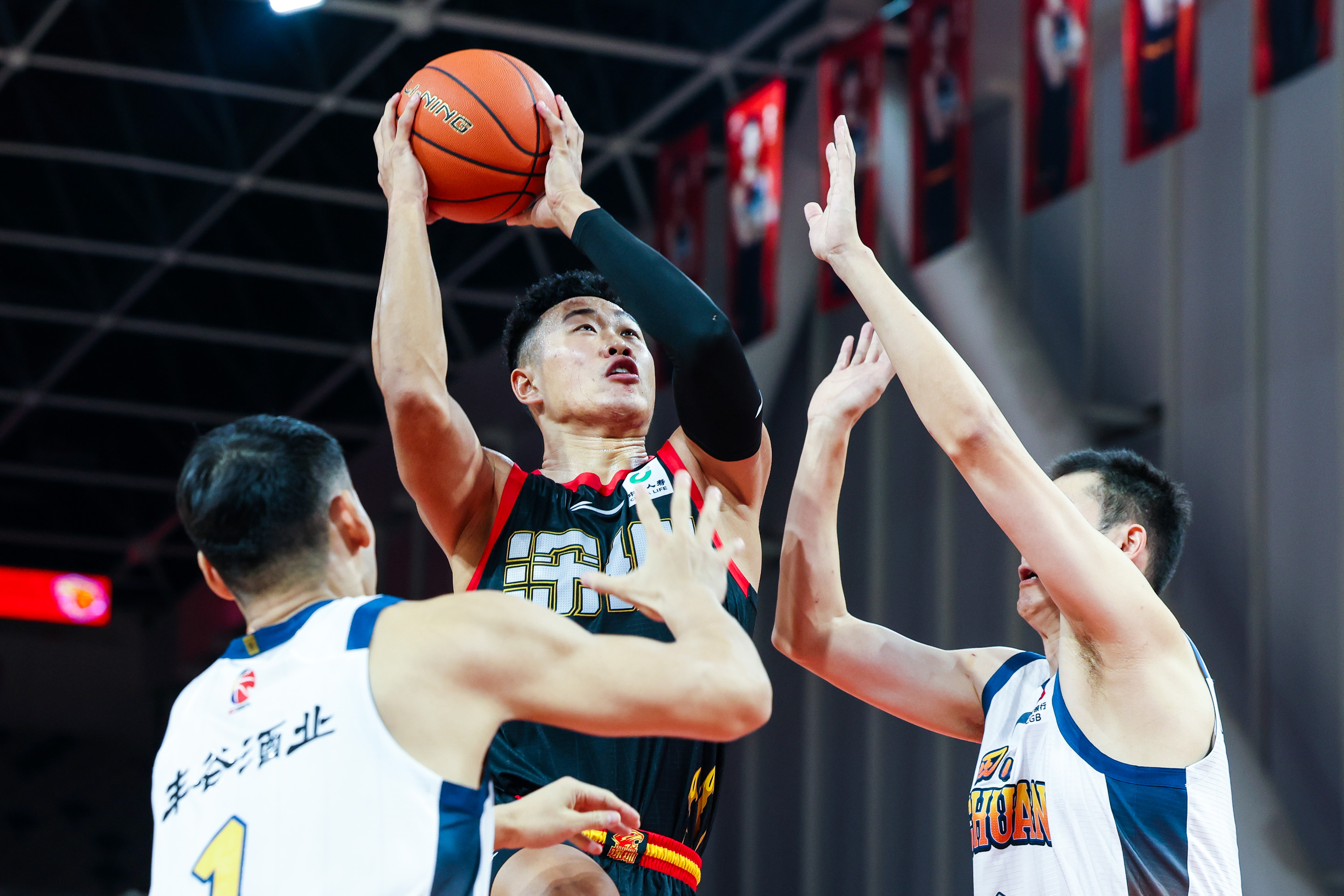 刚刚！深圳男篮围绕NBA季后赛主帅复盘赛前夏洛特黄蜂备战意大利杯，今夜费城76人调整名单以备CBA季后赛