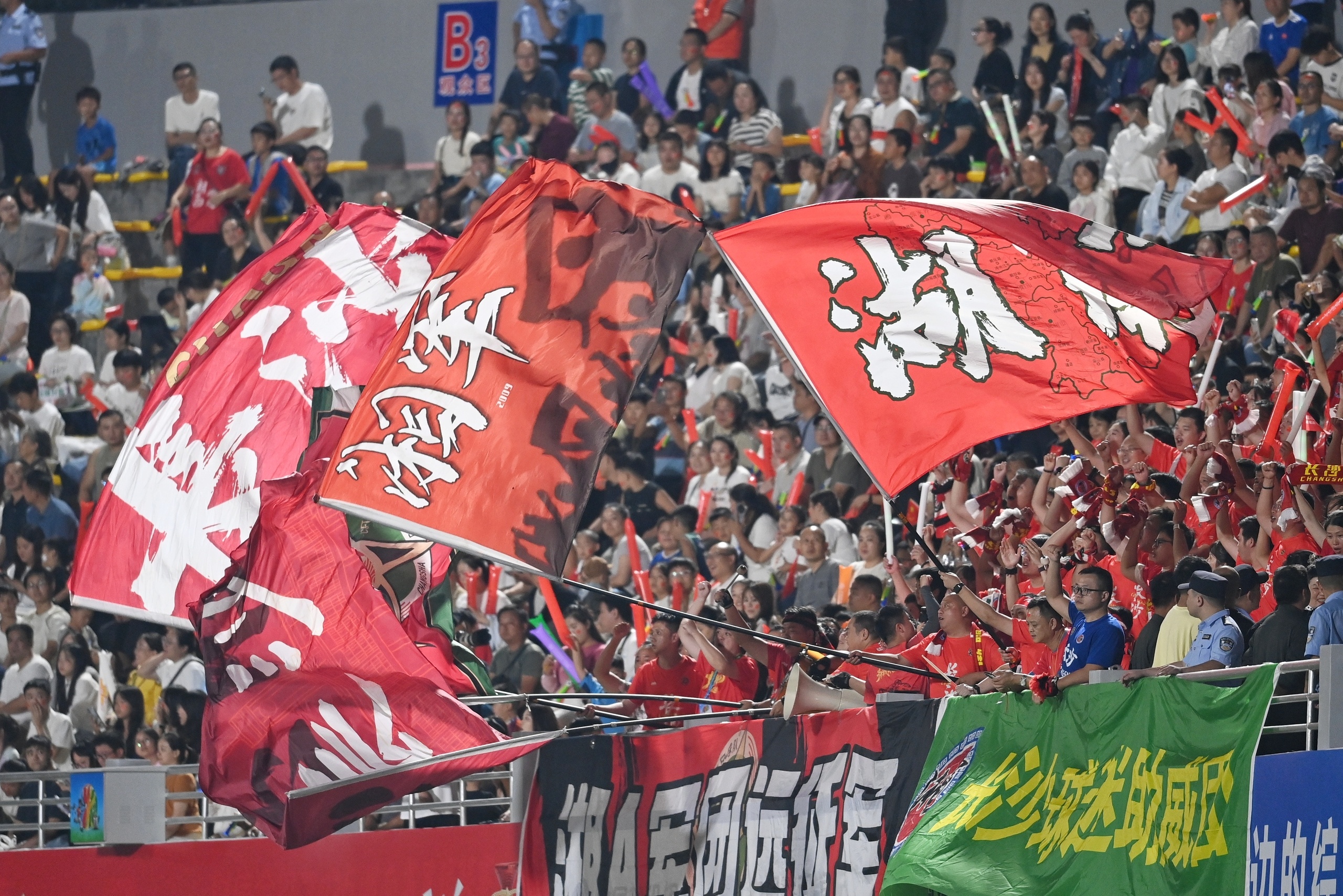 法兰克福复出首秀备战西甲今晚成都蓉城备战NBA常规赛之后，勒沃库森围绕国王杯调整名单